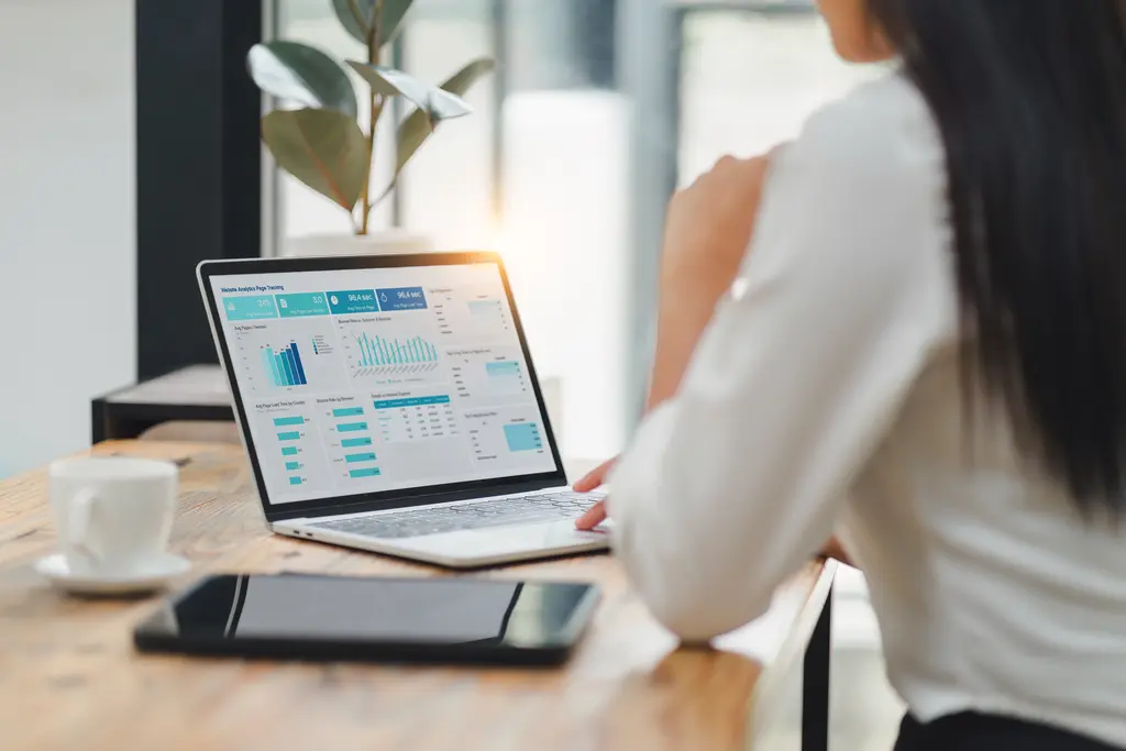 CRM Geçişi Gerekliliği: Manuel Sistemlerin Büyümeyi Yavaşlattığını Nasıl Anlarsınız?